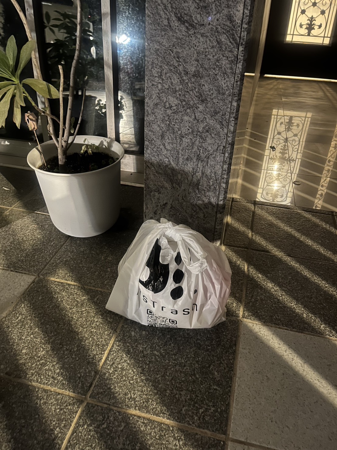 DisTrash 品牌垃圾袋妥善打包，放置於約定收運位置